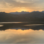 ondergaande zon en water