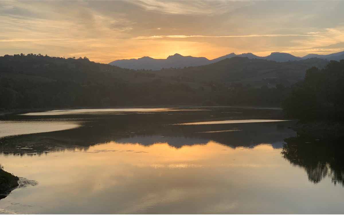 ondergaande zon en water